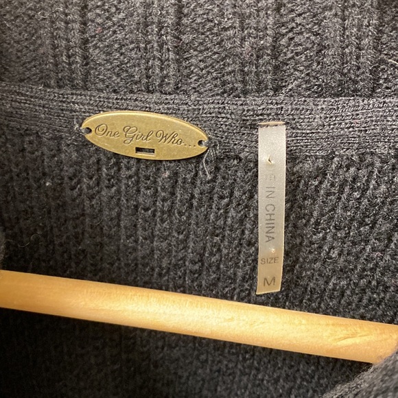 One girl who wool black sweater - Picture 5 of 14